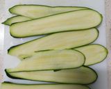 Foto del paso 1 de la receta: Popietas de salmón y calabacín con salsa de guisantes