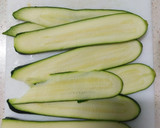 Foto del paso 1 de la receta: Popietas de salmón y calabacín con salsa de guisantes