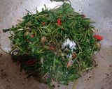 Foto langkah ke 3 dari resep Tumis Kangkung Terasi.