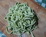 Foto langkah ke 5 dari resep Mie Ijo Tanpa Mesin.