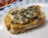 Foto del paso 4 de la receta: Tostas de maíz con manzana y cabrales