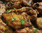 Foto del paso 7 de la receta: 🍗🥔🧅 Alitas de pollo al horno sobre colchón de papas y cebollas 🧅🥔🍗