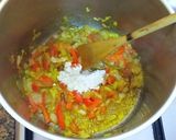 Foto del paso 5 de la receta: Cuartos traseros de pollo con puerros, zanahorias al azafrán