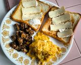 Gambar langkah 3 resipi Brie Toast with Mushrooms & Omelette.
