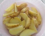 Foto langkah ke 2 dari resep Potato Wedges.