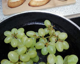 Foto del paso 6 de la receta: Queso de cabra fresco con miel y uvas a la plancha