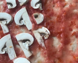 Foto del paso 5 de la receta: Pizza 🍕 cuadrada con vegetales crudos🌱