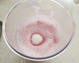 عکس مرحله 2 از دستور شیر توت فرنگی با موز 🍹🍓🍌