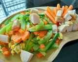 รูปขั้นตอนการทำที่ 4 ของ ซูกินีแครอทผัดไข่ และอกไก่รมควัน
