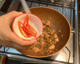 รูปขั้นตอนการทำที่ 9 ของ หมูผัดกะปิ