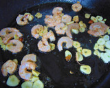 Foto del paso 6 de la receta: Cintas de calabacines 🥒al ajo🧄 con gambas 🦐