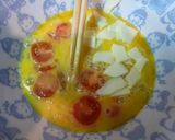 Foto langkah ke 2 dari resep Scramble Eggs Keju Tomat.
