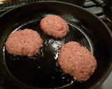 Foto langkah ke 3 dari resep Hamburger with tomato sauce.
