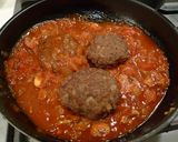 Foto langkah ke 6 dari resep Hamburger with tomato sauce.