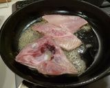Foto langkah ke 2 dari resep Fish Poelee with Balsamic Sauce.