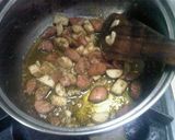 Foto langkah ke 2 dari resep PASTA PESTO with garlic & sausages.