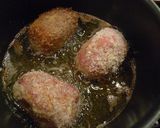 Foto langkah ke 5 dari resep Scotch Egg - Daging goreng dengan telur.