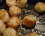 Foto langkah ke 2 dari resep Scallop with Onion Glaze.