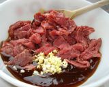 Foto langkah ke 3 dari resep Stir Fried Beef With Oyster Sauce..