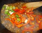 Foto langkah ke 4 dari resep Stir Fried Beef With Oyster Sauce..