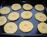 Foto langkah ke 4 dari resep Jam Shortbreads..