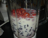 Foto langkah ke 2 dari resep Smoothie Pisang dan Arbei.