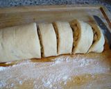 Foto langkah ke 4 dari resep Cinnamon Whirls With Apple And Raisin.
