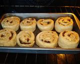 Foto langkah ke 5 dari resep Cinnamon Whirls With Apple And Raisin.