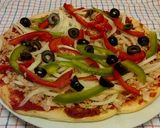 Foto langkah ke 3 dari resep Tuna Veggie Pizza.
