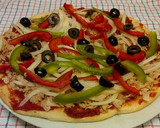Foto langkah ke 3 dari resep Tuna Veggie Pizza.