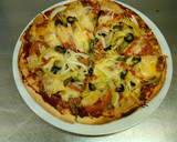 Foto langkah ke 5 dari resep Tuna Veggie Pizza.