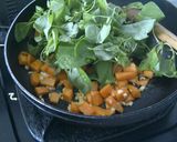 Foto langkah ke 4 dari resep Baked Sweet Potato with spinach.