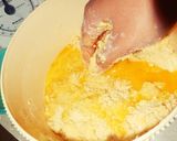 Foto langkah ke 3 dari resep Pie Susu With Slice Strawberry.