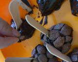 Foto langkah ke 5 dari resep Fruity Pop Chocolate Deep.