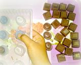 Foto langkah ke 5 dari resep Cokelat Praline Almond & Mede.