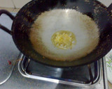 Foto langkah ke 3 dari resep Mie Goreng Soteja (Sosis Telur Jamur).