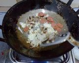 Foto langkah ke 5 dari resep Mie Goreng Soteja (Sosis Telur Jamur).