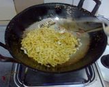 Foto langkah ke 6 dari resep Mie Goreng Soteja (Sosis Telur Jamur).
