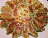 Foto langkah ke 4 dari resep Gyoza (Pan Fried Dumpling).