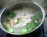 Foto langkah ke 5 dari resep Sup Bihun Kumplit.