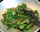 Foto langkah ke 2 dari resep tumis kangkung bumbu wijen.