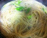 Foto langkah ke 1 dari resep Spagetti Peperoncino with mussels and asparagus.