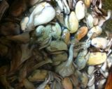 Foto langkah ke 2 dari resep Spagetti Peperoncino with mussels and asparagus.
