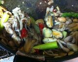 Foto langkah ke 3 dari resep Spagetti Peperoncino with mussels and asparagus.