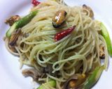 Foto langkah ke 4 dari resep Spagetti Peperoncino with mussels and asparagus.