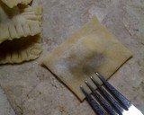 Foto langkah ke 5 dari resep Raviolli Feta cheese and Meat.