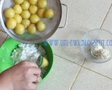Foto langkah ke 8 dari resep Klepon Ubi Isi Cokelat.