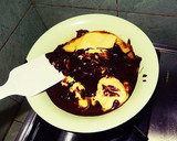 Foto langkah ke 3 dari resep Lovely Chocolate Lava Cake.