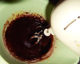 Foto langkah ke 6 dari resep Lovely Chocolate Lava Cake.