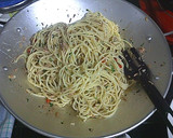 Foto langkah ke 6 dari resep spaghetti aglio olio tuna.